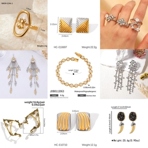 Boucles d'oreilles asymétriques à pompons et collection de bijoux plaqués or et argent