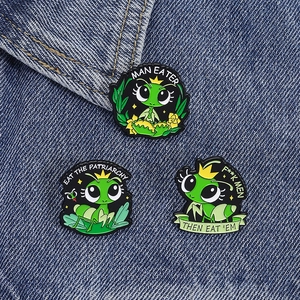 Détail de mignonnes broches en émail mante religieuse verte sur une poche en jean bleu