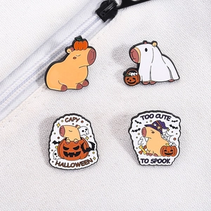 Set di quattro spille smaltate di Halloween con capibara su sfondo di tela bianca