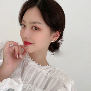 S925 silver needle pearl stud earrings with elegant gold U-shaped hook on model