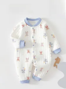 Gros plan du tissu doux d'une grenouillère avec motifs de cerfs et d'éléphants mignons