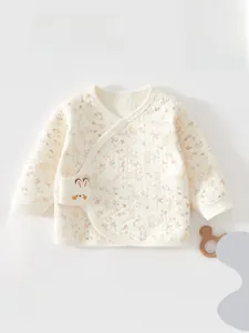 Dettaglio del top a kimono trapuntato in cotone per neonati con stampa floreale e coniglio