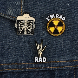 Lot de 3 broches émaillées avec symboles radioactifs et côtes de squelette sur denim