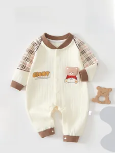 Détail de barboteuse pour bébé en coton doux avec manches à carreaux et ours