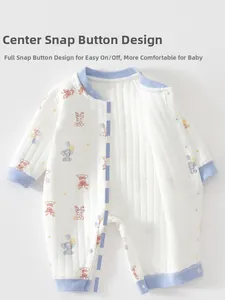 Détail d'une grenouillère matelassée bébé avec motif élan et boutons pressions