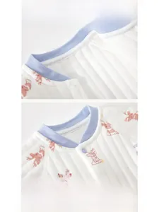 Détail de l'encolure d'un barboteuse d'hiver pour bébé avec bordure bleue et rennes