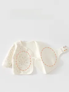 Dettaglio maglia termica trapuntata per neonati con motivi floreali e coniglietti rosa