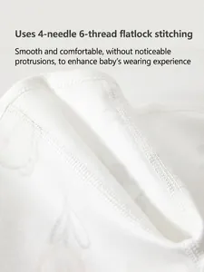Body bébé en coton blanc avec coutures plates 4 aiguilles 6 fils pour un confort optimal