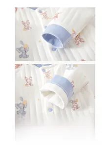 Détail des poignets de barboteuse pour bébé avec bords côtelés bleus et coton matelassé