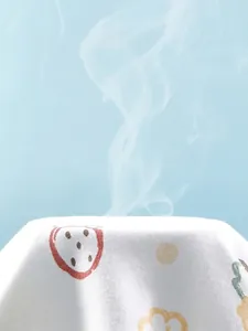 Barboteuse respirante en coton pour nouveau-né avec imprimés fraises et petites fleurs