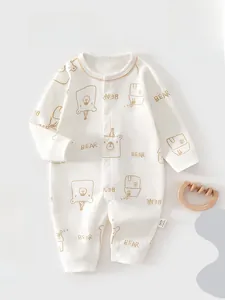 Detailansicht weißer Baby-Einteiler aus Baumwolle mit Bären-Print und Druckknöpfen