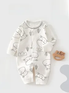 Détail de grenouillère bébé en coton avec motifs hippopotame et boutons-pression