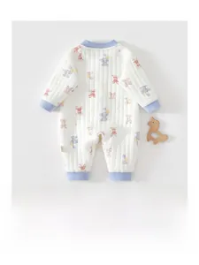 Détail de la barboteuse matelassée pour bébé avec imprimés animaux et bord-côte bleu
