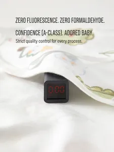 Barboteuse en coton pour bébé avec imprimé montrant un test de 0 fluorescence