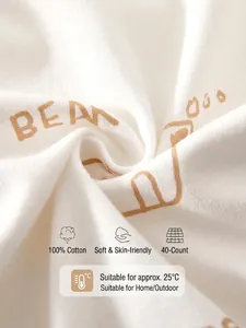 Detailaufnahme aus 100 % Baumwolle für Baby-Strampler mit niedlichem Bären-Print