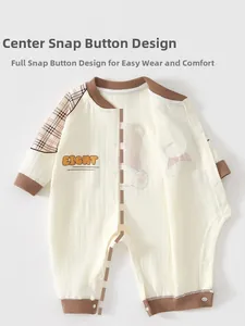 Détail de la grenouillère bébé en coton avec boutons-pression et motif ours