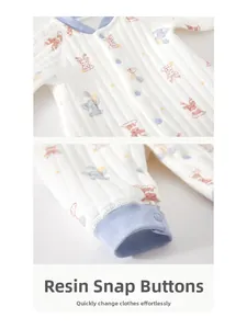 Détails des boutons-pression en résine et du tissu matelassé pour grenouillère de bébé