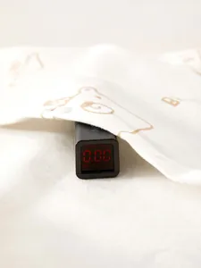 Baby-Strampler aus Bio-Baumwolle mit Bärenprint und Test auf Schadstofffreiheit