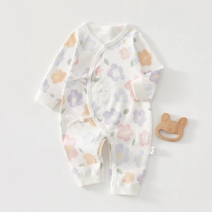Vue détaillée du dors-bien en coton doux pour nouveau-né avec motifs fleurs et liens