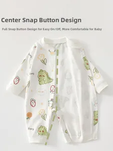 Détails d'une grenouillère pour bébé avec boutons-pression et motifs imprimés colorés