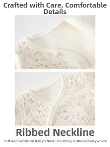 Dettaglio di maglia trapuntata in cotone per neonati con fiori, bottoni e bordo morbido