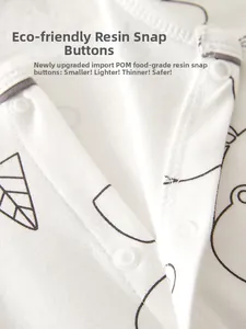 Détail d'une grenouillère en coton pour bébé avec pressions en résine POM de qualité alimentaire