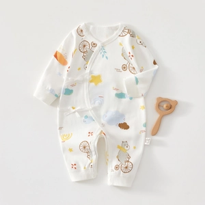 Détail d'une grenouillère en coton pour nouveau-né avec motifs d'ours et liens de serrage