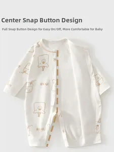 Detail eines Baby-Baumwoll-Stramplers mit Bärenprint und Druckknöpfen zum Umziehen