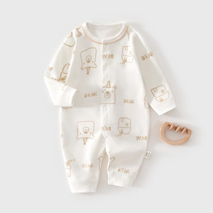 Détail d'un body bébé en coton avec imprimés ours et fermeture facile par boutons-pression
