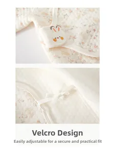 Dettaglio della maglia trapuntata per neonati con velcro e ricamo di un coniglio