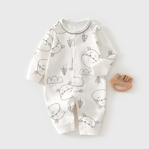 Détail de la grenouillère bébé en coton avec imprimés hippopotame et boutons-pression