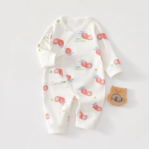 Détail de la barboteuse en coton pour bébé avec imprimé fraise et lien latéral