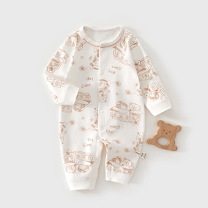 Détail de la barboteuse en coton pour bébé avec imprimé ours et boutons-pression