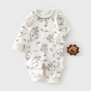 Détail de la grenouillère en coton doux avec imprimés koala gris et boutons-pression
