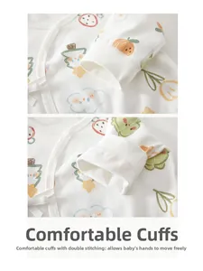 Détail de la manche de kimono en coton pour bébé avec double couture et motifs colorés