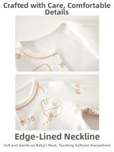 Detail eines Baby-Baumwoll-Jumpsuits mit weichem Rippbündchen am Hals und Bären-Print