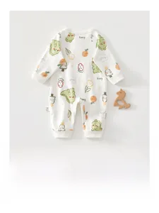Détail d'un barboteuse bébé avec motifs imprimés colorés et poignets côtelés en coton doux