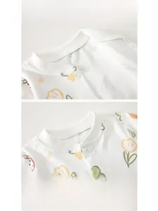 Détail du col en coton doux pour bébé avec motif imprimé de tulipes jaunes