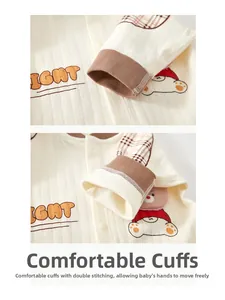 Détails de la grenouillère en coton pour bébé avec poignets marron et oursons