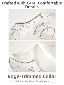 Détail de l'encolure en coton doux avec motifs d'hippopotames sur la barboteuse bébé