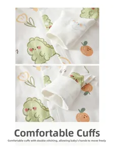 Détail des poignets côtelés et double couture sur le barboteuse bébé en coton