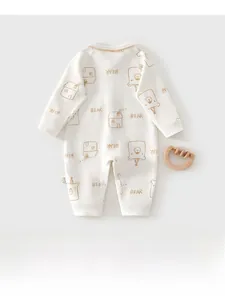 Detailansicht eines Baby-Stramplers aus Baumwolle mit Bären- und Hausmotiven