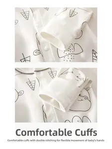 Gros plan sur le pyjama bébé montrant les poignets côtelés et les boutons-pression