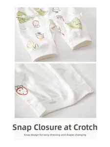 Détail d'une grenouillère bébé en coton avec pressions en résine pour changer les couches