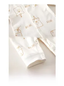 Detail der Harzdruckknöpfe und Bärenprint auf weichem Baumwoll-Babystrampler