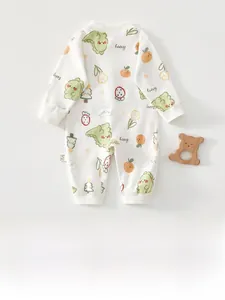 Détail d'une grenouillère bébé en coton avec imprimés mignons de dinosaures