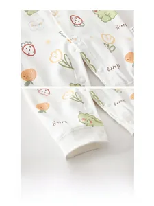 Détail des boutons pressions en résine et imprimés de dessins animés sur le pyjama bébé