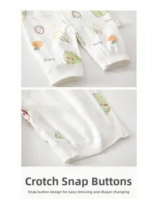 Détail de grenouillère bébé avec imprimé fraise et boutons-pression pour le change