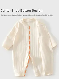 Détail d'une grenouillère en coton pour bébé avec pressions et texture à côtes fines