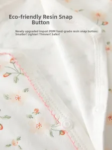 Détail du tissu en coton à motif floral et boutons-pression en résine de haute qualité